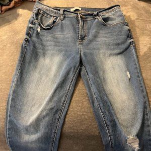 KENSIE STRAIGHT LEG RIPPED JEANS